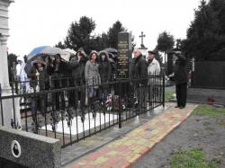 clanovi_udruzenja_polazu_venac_na_grob_milutina_milankovica_u_dalju.jpg